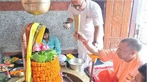 Gorakhpur: मानसरोवर मंदिर में सीएम योगी ने किया रुद्राभिषेक