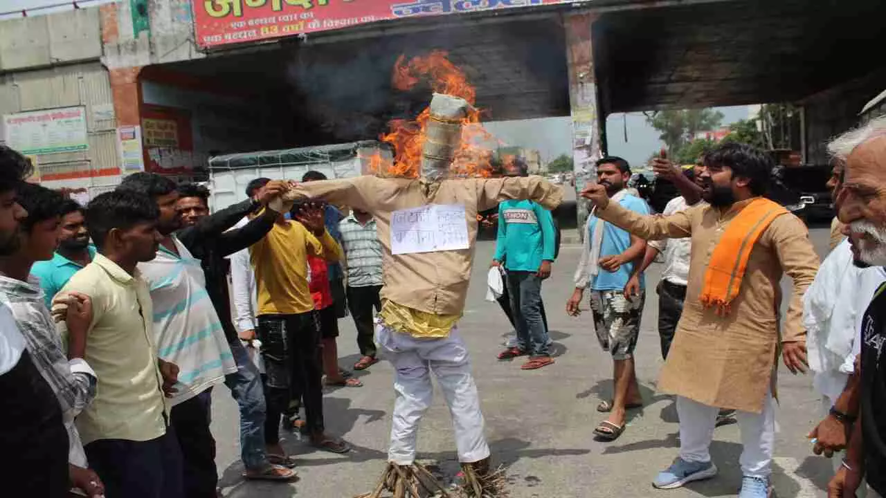 Meerut : बांग्लादेश में हिंदुओं पर हिंसा से आक्रोश, फूंका पुतला
