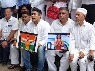 Meerut: विनेश फोगाट के समर्थन में कांग्रेसियों ने किया प्रदर्शन