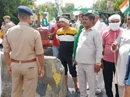 Modinagar : तिरंगा यात्रा रोकने से बिफरे भाकियू कार्यकर्ता 