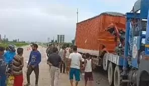 Kannauj : खड़े कंटेनर के पीछे घुसी डीसीएम, चार की मौत