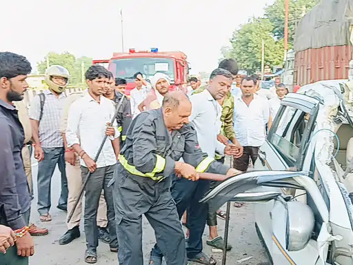 Etawah Accident: ट्रक में घुसी अर्टिगा, एक ही परिवार के 4 की मौत