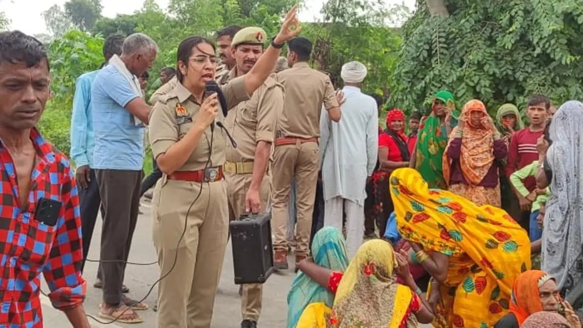Sambhal Accident: पिकअप ने सड़क पर बैठे लोगों को रौंदा, 4 की मौत