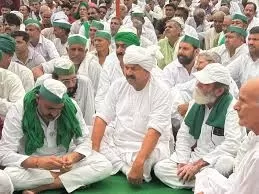 Meerut: नरेश टिकैत ने खत्म कराया किसानों का धरना