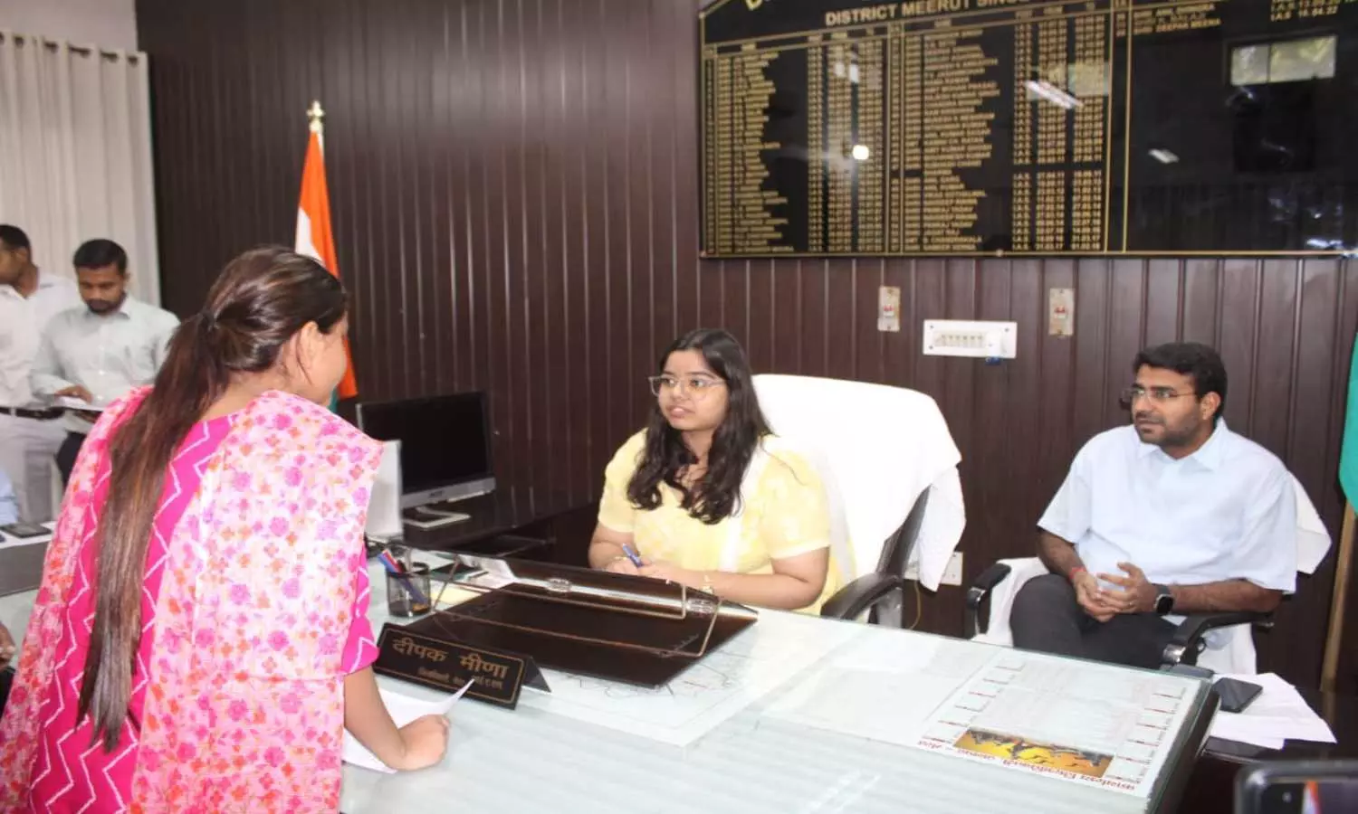 Meerut: राम्या सिंघल बनीं एक दिन की डीएम