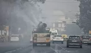 Air Pollution: दिल्ली में सुबह से छाई धुंध, आम जनता हो रही परेशान