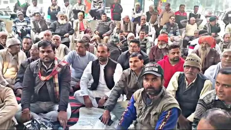 प्रतिकर की मांग को लेकर मेरठ विकास प्राधिकरण  में धरने पर बैठे सैकड़ों किसान