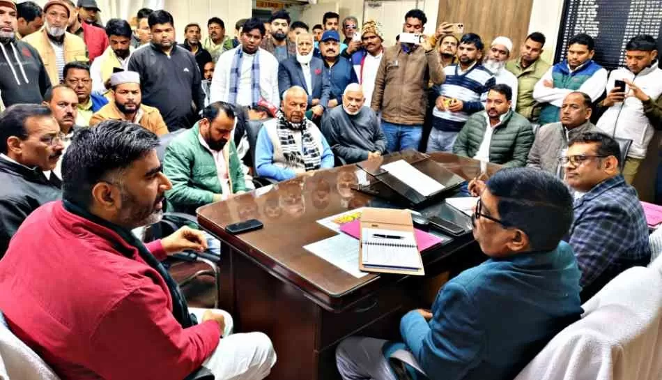 ओवरलोड वाहनों से हुए हादसों को लेकर विधायक अतुल प्रधान ने घेरा आरटीओ ऑफिस 