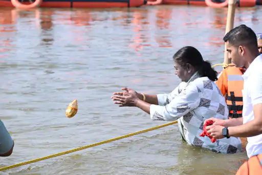 Mahakumbh: राष्ट्रपति ने महाकुंभ में लगाई डुबकी, सूर्य को दिया अर्ध्य