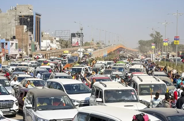 Maha Kumbh: महाकुंभ में उमड़ा श्रद्धालुओं का सैलाब