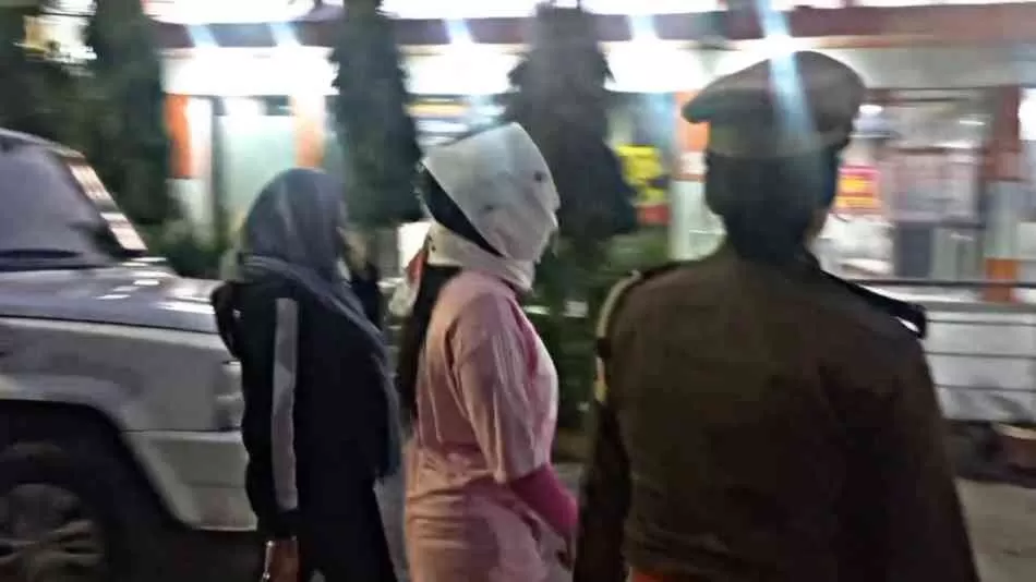 सेक्स रैकेट का भंडाफोड़: होटल में तीन युवतियों सहित आधा दर्जन युवक गिरफ्तार