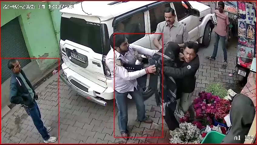 भा.ज.पा. नेता की गुंडागर्दी, बीच सड़क पर फूल विक्रेता की पिटाई