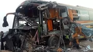 Accident : आगरा एक्सप्रेस-वे पर खड़े ट्रक से टकराई बस, चार की मौत