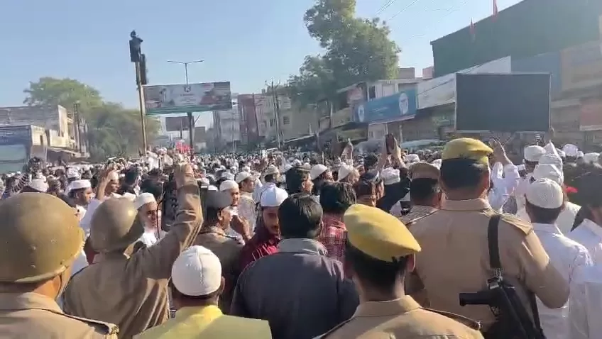 शाही ईदगाह पर हंगामा, हिंदू त्यौहारों के विरोध में होर्डिंग लेकर सड़क पर उतरी हजारों की भीड़ 