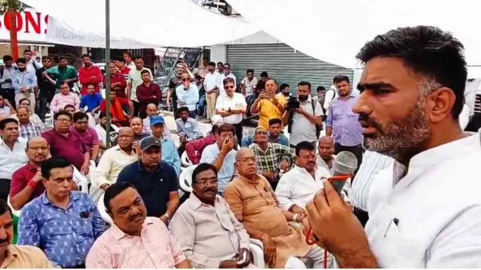 सेंट्रल मार्केट में ध्वस्तीकरण के विरोध में उतरे सपा विधायक अतुल प्रधान, भाजपा परेशान 