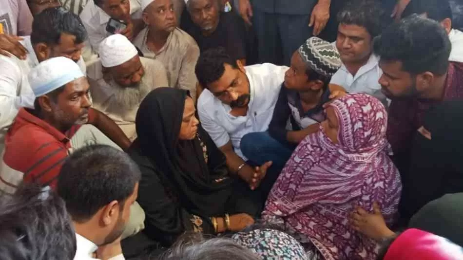 नहर में डूबे युवकों की मौत पर भीम आर्मी प्रमुख और सांसद चंद्रशेखर का मेरठ दौरा, परिजनों से की मुलाकात