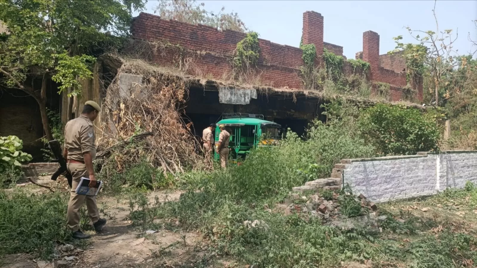 मेरठ कैंट में खंडहर से मिली महिला की निर्वस्त्र लाश, सिर कुचलकर की गई हत्या दुष्कर्म की आशंका, पुलिस की तीन टीमें जांच में जुटीं