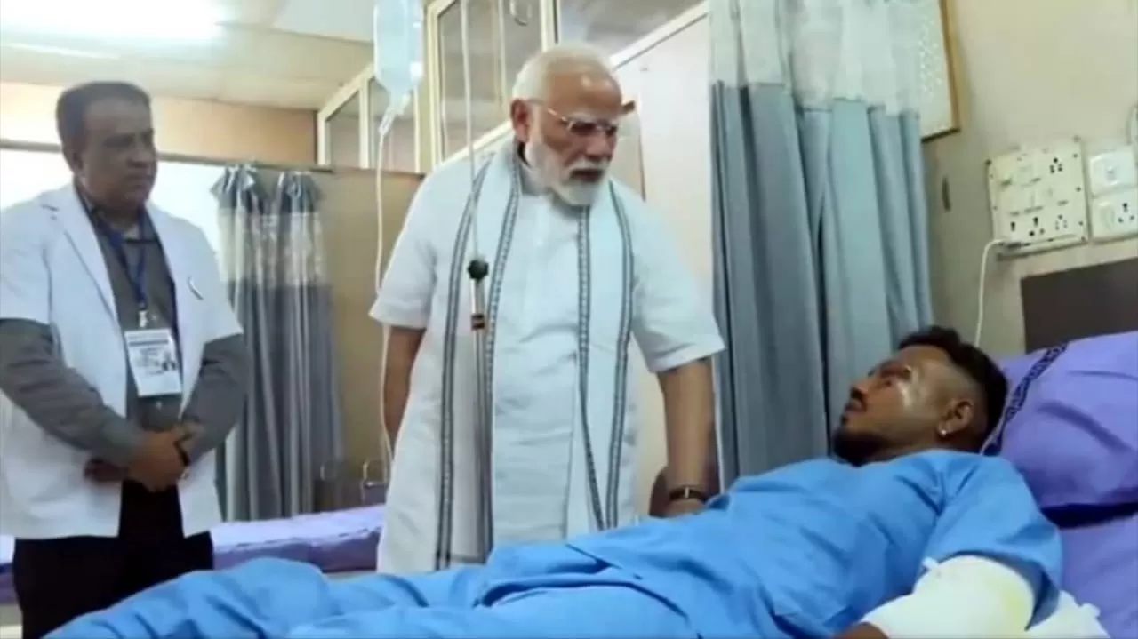 प्लेन क्रैश से चमत्कारिक रूप से बचे रमेश विश्वास कुमार, बोले – "मैं खुद नहीं कूदा, सीट समेत बाहर गिर गया था"