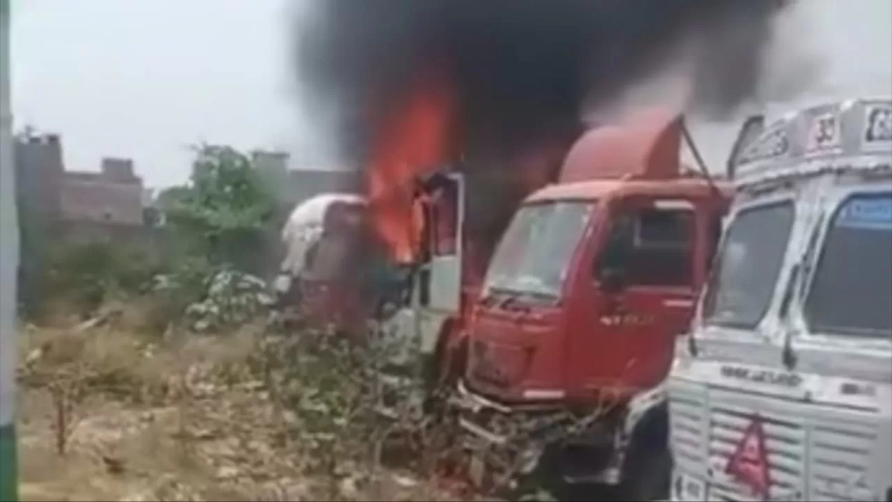 लखनऊ: अमौसी इंडस्ट्रियल एरिया में भीषण आग, दो टैंकर जलकर खाक