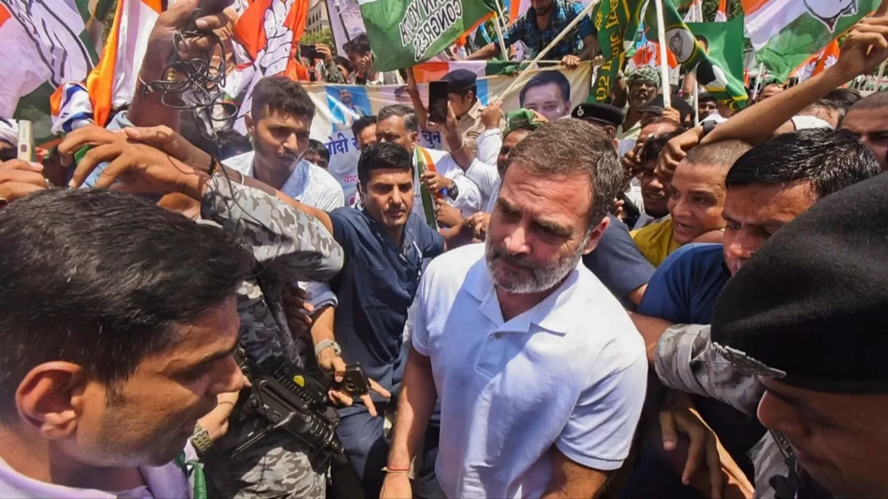बिहार बंद: राहुल गांधी पटना में विरोध मार्च की अगुआई करते दिखे, कन्हैया कुमार को गाड़ी पर चढ़ने से रोका गया, वीडियो वायरल