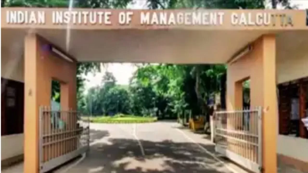 IIM कलकत्ता रेप केस में बड़ा ट्विस्ट: पीड़िता के पिता ने आरोपों से किया इनकार, बोले – 
