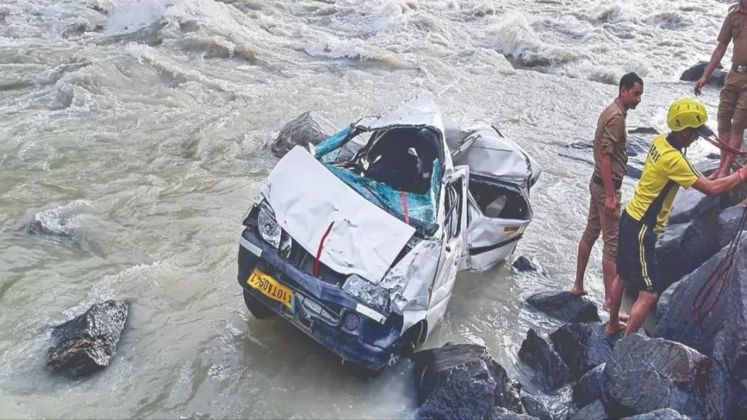 पिथौरागढ़ में दर्दनाक हादसा: अनियंत्रित टैक्सी नदी में गिरी, 8 की मौत, 5 घायल