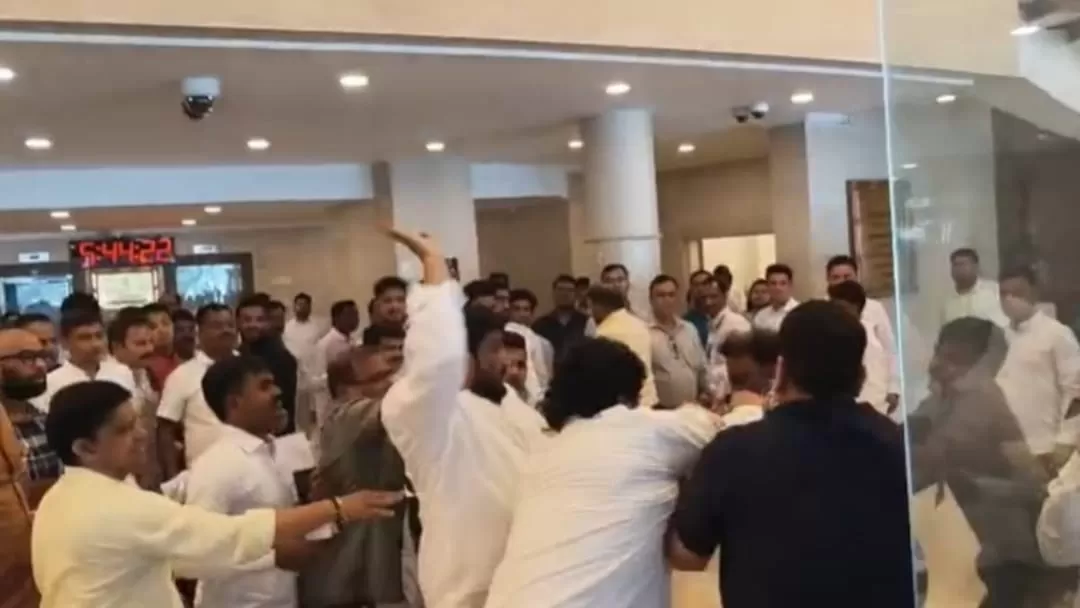 महाराष्ट्र विधानसभा में हंगामा: बीजेपी और एनसीपी विधायकों के बीच झड़प, नेताओं ने एक-दूसरे पर लगाए गंभीर आरोप