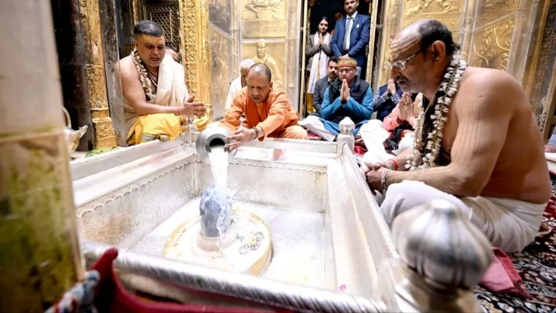 वाराणसी दौरे पर CM योगी आदित्यनाथ ने की पूजा-अर्चना, काशी के विकास के लिए मांगा आशीर्वाद