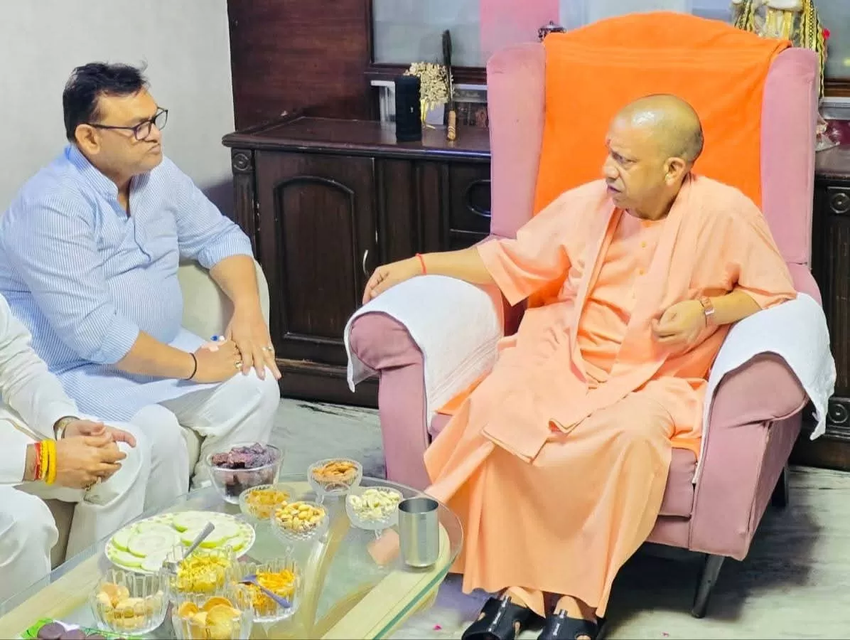 मेरठ दौरे पर सीएम योगी, बीमार मंत्री दिनेश खटीक का जाना हाल