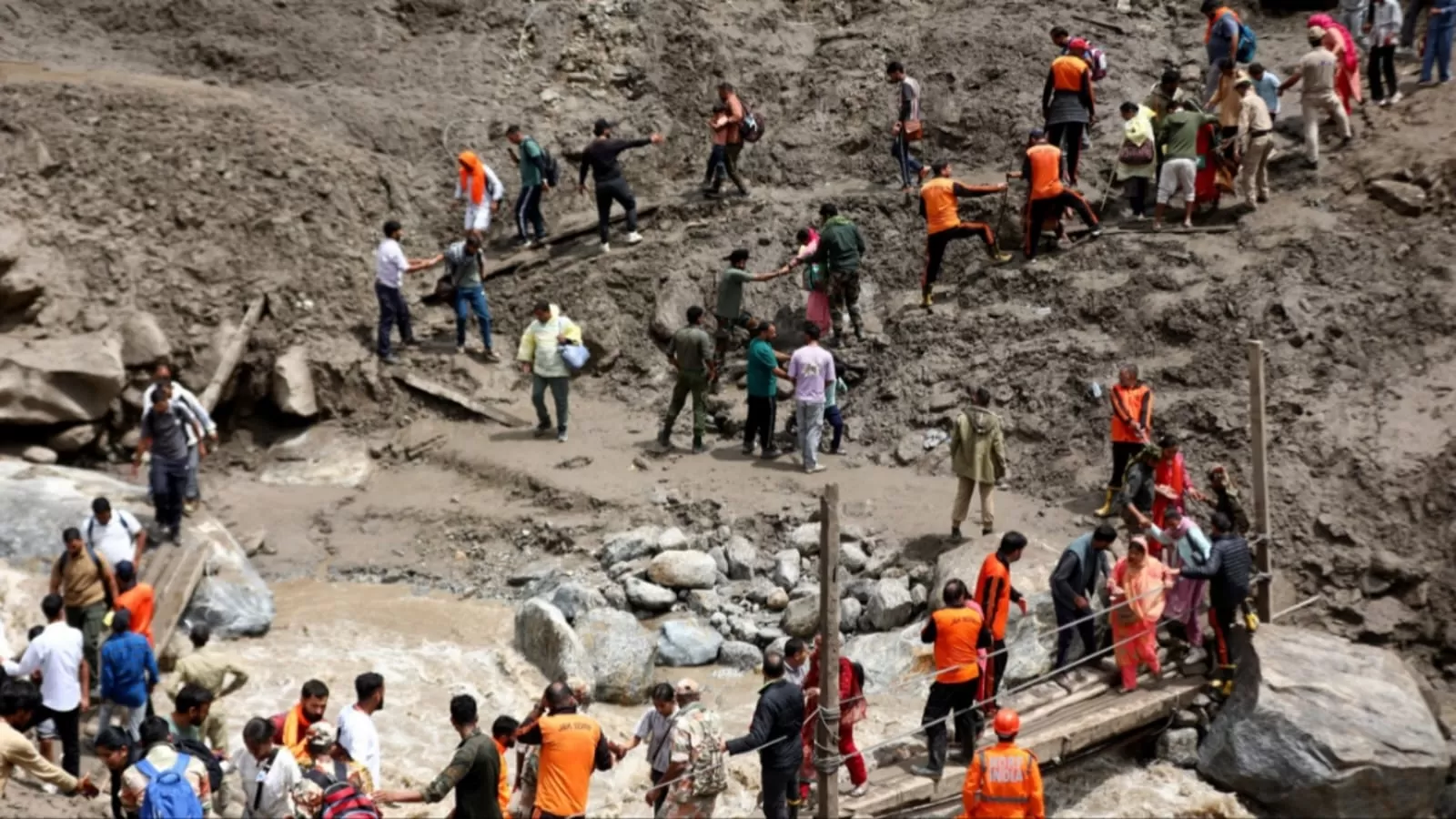 किश्तवाड़ में बादल फटने से 60 की मौत, सीएम उमर अब्दुल्लाह पहुंचे घटनास्थल