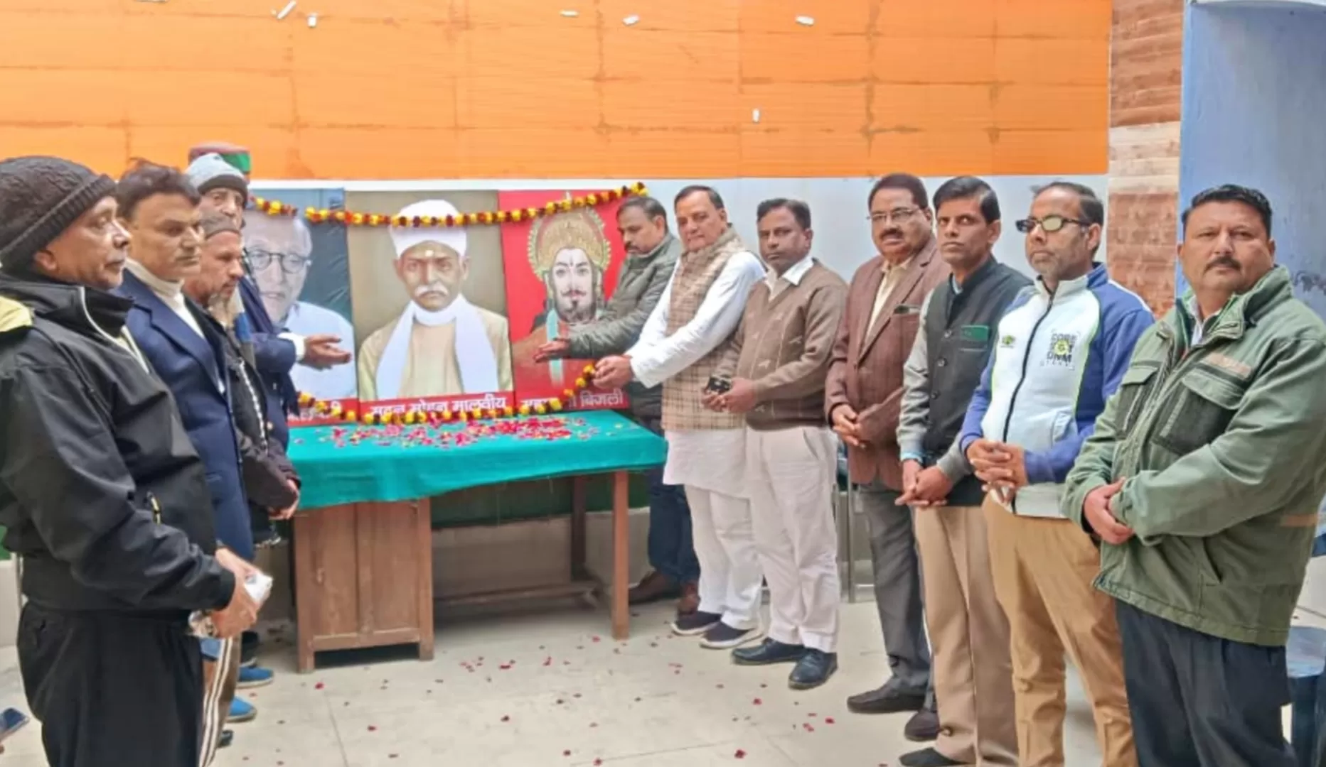 मेरठ कांग्रेस कार्यालय में महापुरुषों को नमन, मालवीय–राजगोपालाचारी–बिजली पासी को दी श्रद्धांजलि