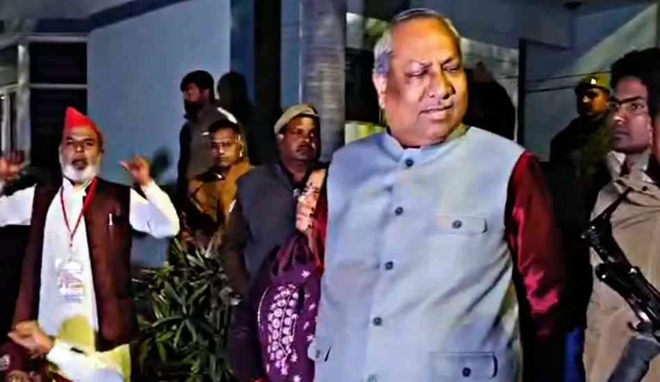 गाजीपुर बॉर्डर पर रोके गए कैबिनेट मंत्री संजय निषाद, पीड़ित परिवार से मिलने जा रहे थे कपसाड़