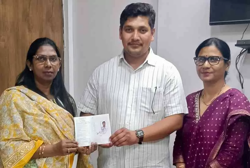 मेरठ RTO से जारी हुआ पहला अंतरराष्ट्रीय ड्राइविंग परमिट बुकलेट फॉर्म में