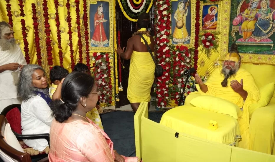 राष्ट्रपति द्रौपदी मुर्मू का वृंदावन दौरा: प्रेमानंद महाराज से 27 मिनट की खास मुलाकात, ‘राधे-राधे’ से गूंजा आश्रम 