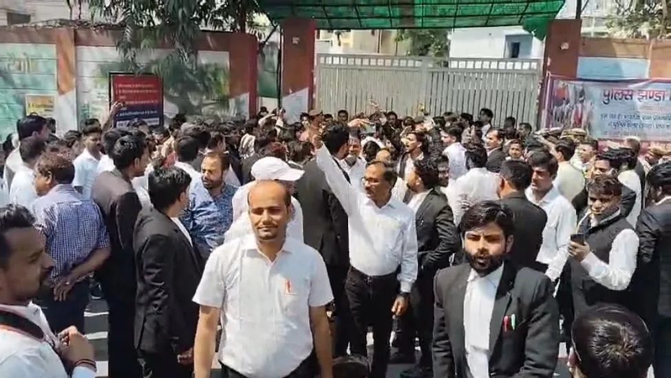 मेरठ में वकीलों का SSP ऑफिस घेराव, सर्राफा बाजार हमले के आरोपियों की गिरफ्तारी की मांग पर हंगामा